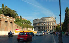 Colosseum a Via dei Fori Imperiali felől