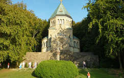Stanbergi tó partján Bajor Lajos elmékére épült kápolna. Itt találták meg holttestét a vízben. Németország