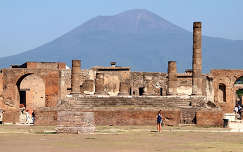 Olaszország,Pompei romjai,háttérben a Vezúvval