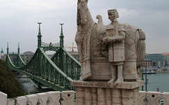 Budapest, Szent István szobra a Gellért-hegy oldalában a kápolna előtt