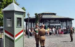 Budavár,őrségváltás a Sándor-palota előtt,sikló állomás