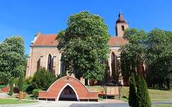 Magyarország, Egervár, Római Katolikus templom és buszmegálló