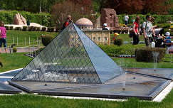Minimundus,Ausztria,a Louvre Piramisa