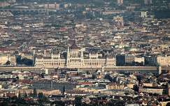 Magyarország, Budapest, az Országház az Erzsébet kilátóból