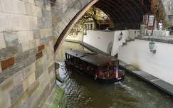 Sétahajó a Káröly-híd alatt,Prága
