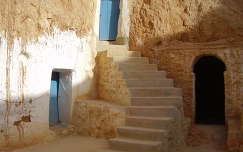 Lakógödör/föld alatti lakás bejáratai, Matmata, Tunézia
