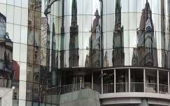 Wien,St.Stephans dómmal szemben lévő épület tükröződése Ausztria