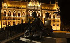 szobor országház budapest éjszakai képek magyarország