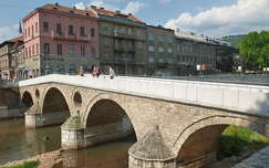 A Latin-híd a Miljacka folyó felett. E híd közelében lőtte le Gavrilo Princip Ferenc Ferdinánd trónörököst és feleségét (Szarajevó, Bosznia és Hercegovina).
