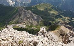 Kilatas Sasso Pordoi-bol az Olasz Alpokbol.
