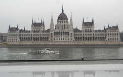 országház budapest folyó tükröződés magyarország duna hajó