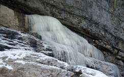 vízesés jég jégcsap kövek és sziklák tél