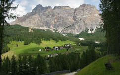 Egy kis falu (La Villa) a Dolomitokban, Olasz Alpok