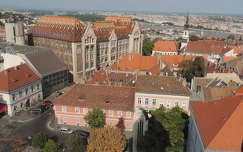Budapest látképe a Magdolna torony tetejéről a Levéltár felé