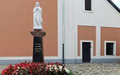 Mária szobor a Szent Ignác templomnál, Balatonalmádi, magyarország