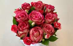 névnap és születésnap virágcsokor és dekoráció rózsa