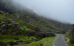 hegy út kövek és sziklák írország köd