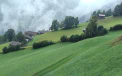 Tiroli ködös tájkép