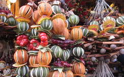 karácsonyi dekoráció gyümölcs fűszerek