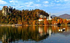 szlovénia templom tó várak és kastélyok címlapfotó ősz csónak alpok bledi-tó tükröződés