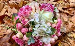 bimbó címlapfotó rózsa ősz levél frézia virágcsokor és dekoráció
