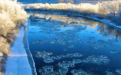 jég folyó zúzmara tükröződés tél