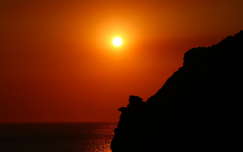 Vöröslő naplemente az Égei-tengeren.
