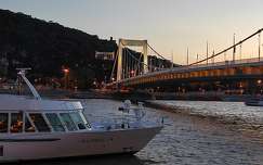 erzsébet híd budapest folyó híd magyarország duna hajó