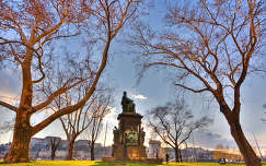 Roosevelt tér gresham lánchíd vár budai platán akác védett szobor fa kertek és padok budapest magyarország