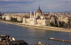 Parlament és a városrész látképe