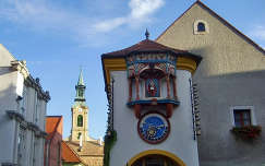 Magyarország, Székesfehérvár, Órajáték, háttérben a karmelita templom tornyával