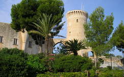 Mallorca.  Ezt a várat kizárólag nők építették!