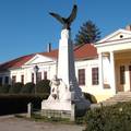 Szarvas - I.vh-s Hősi emlékmű, háttérben a Mittrovszky kastély.  fotó: Kőszály
