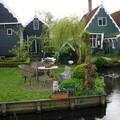 Lakóházak a csatornák egyikének a partján. Hollandia