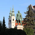Magyarország, Sopron, Széchenyi tér, Széchenyi szobor, háttérben a Domonkos templom