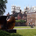 Westminster és Henry Moore szobor, London