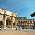 Constantinus diadalíve, háttérben a Colosseum