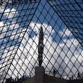 felhők a Louvre üvegpiramisán keresztül,Párizs,Franciaország