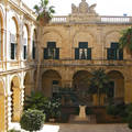 Málta-Valletta Nagymesterek palotájának udvara