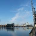 London, Royal Victoria Dock, háttérben az üzleti negyed
