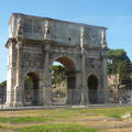 Róma-Constatinus diadalíve a Colosseum mellett