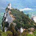 Arco vára Monte Coldorit sziklafalának tetejéről
