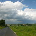 Falu, felhők, út, mező Nagykanizsa közelében