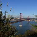 Ponte sobre o Rio Tejo, Lisboa ao fundo.