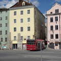 éppen, hogy befér a busz (Innsbruck)