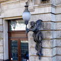 A budapesti New York Kávéház külső szobordíszei, tizennégy bronz ördög faunalak