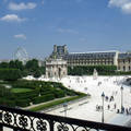 Franciaország, Párizs, kilátás a Louvre Palotából a Kis Diadalívre, a Tuileriák kertjére és az óriáskerékre
