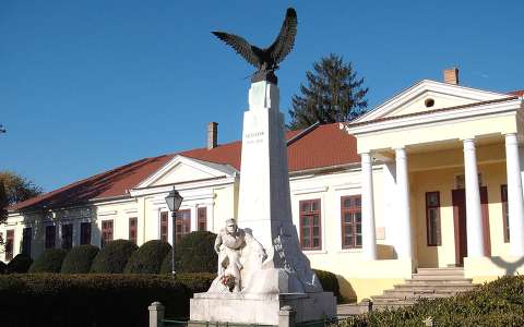 Szarvas - I.vh-s Hősi emlékmű, háttérben a Mittrovszky kastély.  fotó: Kőszály