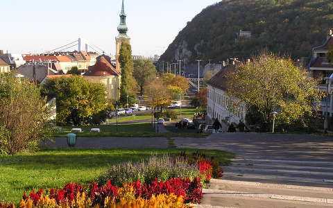 Budapest,Döbrentei térről a Gellérthegy