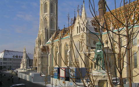 Felújított Mátyás templom oldala téli hangulatban